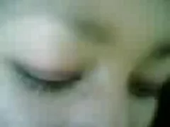 Egy gyönyörű lány most érkezett egy új városba, nem tudta, hová menjen. Nagyszerű, amikor egy jó ember segít neki, és ezúttal hazahozta, ahol lefeküdt. A ingyen házi pornó barna hajú lány nem tudott a helyi szokásokról, ezért bölcsen széttárta a lábát, és szeretkezett hősünkkel az autóban és a házban.