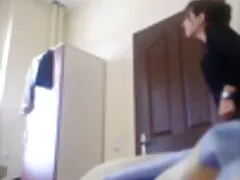 Szenvedélyes szex ritka, pánik, gyorsan. És az ördög jól tudja. Szőke Orosz gyönyörű simogatta a farkát, majd finoman megnyalta a punciját. Csak akkor kezdték meg házi szexvideó az emberek a penetráció folyamatát.
