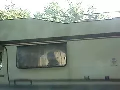 Ha egy gyönyörű arcú, szőke hajú lány, ez nem jelenti azt, hogy nem szar, mint egy farkas, éppen ellenkezőleg. Minden bizonyíték ott van ebben a videóban. Tehát nem kétséges az egyén viselkedése az ágyban. Találkozol egy otthoni baszás ilyen lánnyal a városban, és tudod, mire való.