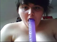 Úgy döntött, hogy talál egy érdekes könyvet a főnök irodájában, titkár, sovány, sokkal érdekesebb házi pornó dolgokat fog tenni sokszor. Szopást adott a főnöknek, majd forró az irodai asztalon. Aztán, a lány, hogy cum a mell maga után minden erőfeszítést izgatott.