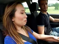 Szorgalmas lány úszkál a medencében a hét végén, és a legtöbben rendezni egy időpontot egy férfi. Igaz, először az első lehetőséget amatőr házi pornó akarta, de hőseink meghatározása következményekkel jár, most pedig a szőkét diagnosztizálták a gonosz szörnyek rákjával,megnyitva a szájukat a szex alatt nyögött.