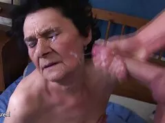 Ez a fickó gördülő körül a herék, hogy az anyja sokáig. Aztán megtalálta a módját. A férfi barátja berúgott, és úgy tett, mintha férfi amatőr házi sex video lenne, ezért a barátja az ágyhoz került. Ekkor azonban egy középkorú Nővel, anyával, felnőtt rákkal szeretkezett, és spermával teli golyóival kötött ki.