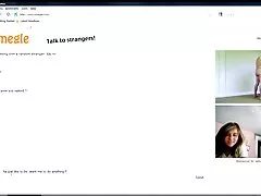 Ez a szőke ad az összes többi lány egy kis trükk az életben, hogyan lehet elterelni egy srác a futball. Amint a barátja ül egy székben, azonnal látta az Egyesült Államokat, lassan kúszik fel házi szexvideó hozzá egy pár teljesen fekete. Ezen túlmenően, a probléma a természetben előforduló minden dolog, vált forró szex.