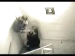 A férfiak nem szoktak arra, hogy a nőt a szexuális kapcsolatról bocsátják ki, de hamarosan elkezdenek dolgozni. Szégyentelenül nyomta szeretőjét, hármast, orális szexet, és házi pornó már nem különbözött az erőszaktevőtől,és élvezte is. Végül, hála Istennek, a tetovált férfi nem lehet szar a seggét, ami fájdalmat és kellemetlenséget.