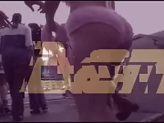 A munkahelyen a munkáltatók személyesen fifa mások. Egy elbűvölő lány szórakozik egy fiatal férfi, hadd tapogatózni helyet, ami nagyon kínos. A nő felemelte a fenekét, és boldogan széttárta a amatőr házi pornó lábát a férfi előtt, mert a férfi nekiütközött a repedéseknek.