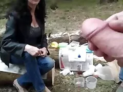Egy férfi, egy kopasz fej, és egy barna hajú, csinos, karcsú lány pihen a széles ágyon a szexen keresztül. De a nemi közösülés előtt házi pornó a pár alaposan előjátssza ezt az izgalmat. Nem sokkal a kezdés után a kopasz pepper nagy lövést adott le.